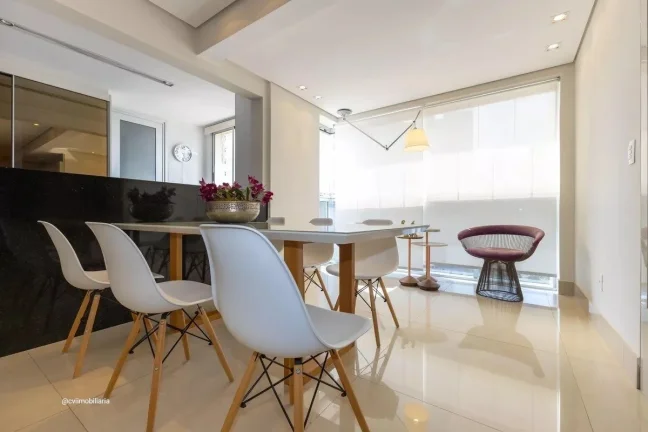 Imagem Localizado na charmosa Vila da Serra, em Nova Lima, este apartamento mobiliado oferece 94m² de conf...