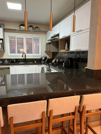 Imagem Casa Ampla em Condomínio de Alto Padrão em Valinhos com 3 Suítes e Sala de Cinema Exclusiva!