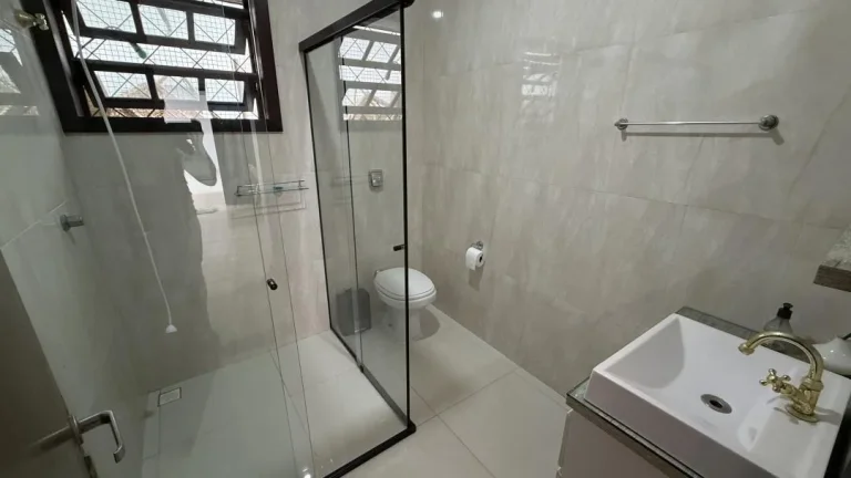 Imagem Casa a 120m do mar com 3 quartos (2 suítes), 209m² de área construída e 251m² de terreno, em Itacolomi, Balneário Piçarras - Adriano Carpes Imóveis vende!