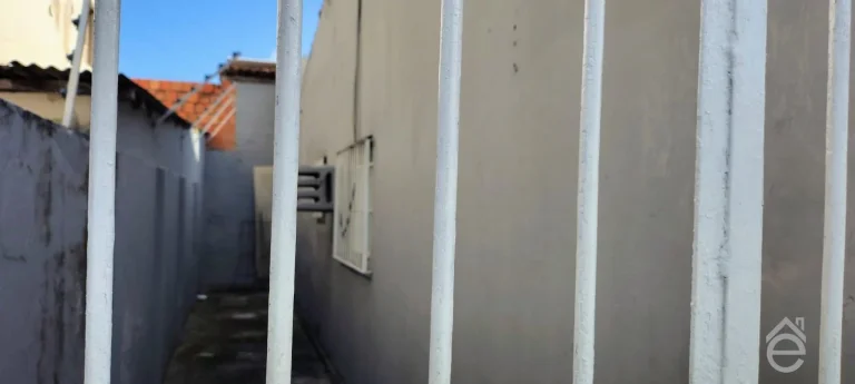 Imagem Casa à venda de esquina na Ponta Grossa, 3/4, sala ampla, garagem e DCE, 323m2