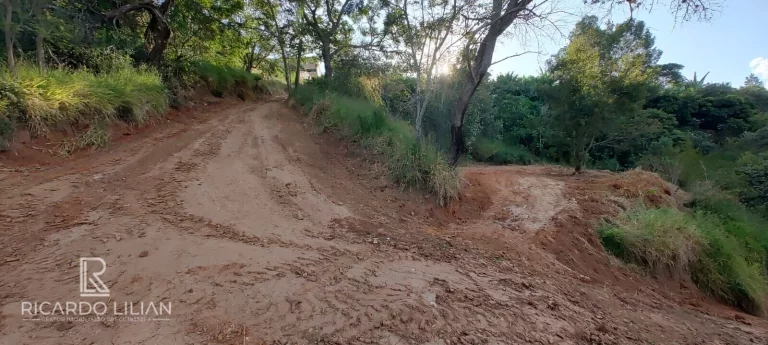 Imagem "Oportunidade única! Terreno em declive com vista deslumbrante e infraestrutura completa em condomínio de chácaras com portaria 24 horas"