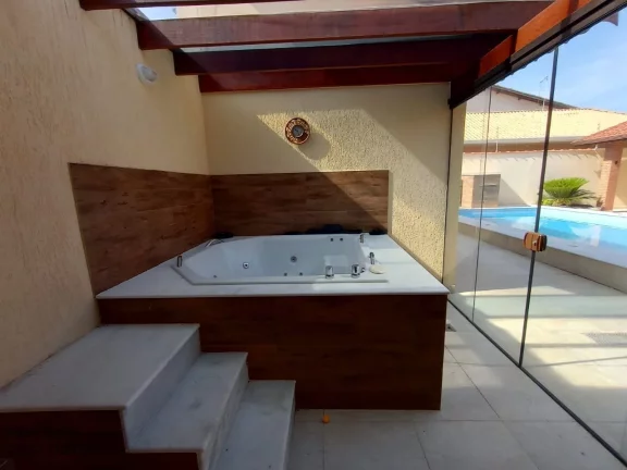 Imagem Casa á venda em Peruíbe com 4 dormitórios, piscina e ampla área de lazer a apenas 550m da praia. Aproveite!!!