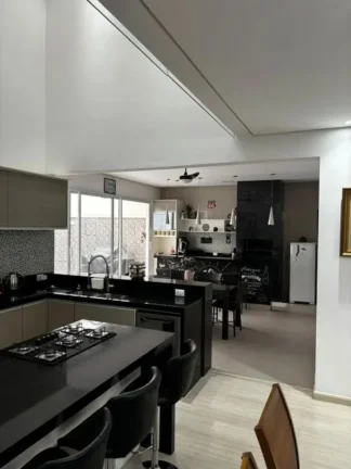 Imagem Casa em Condomínio de Luxo à Venda em Sorocaba-SP: 3 quartos, 3 suítes, 3 salas, 5 banheiros, 4 vagas e 220m² de área.