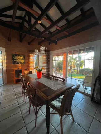 Imagem Casa alto padrão pé na areia com 3 suítes e 2 vagas de garagem no centro de Balneário Piçarras