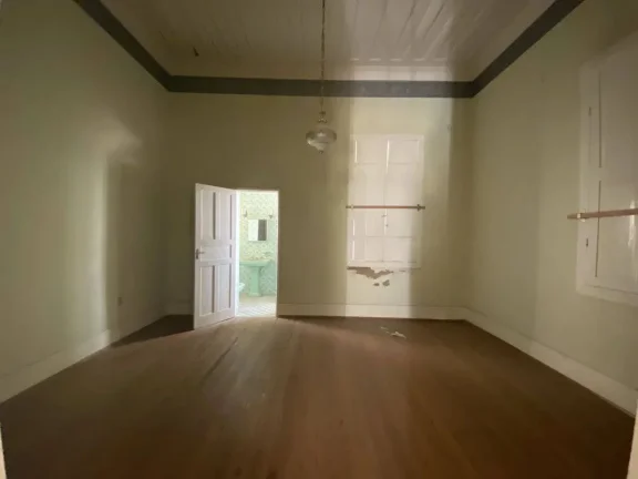 Imagem Casa Antiga, Bem Conservada e Espaçosa no bairro São José em Barbacena