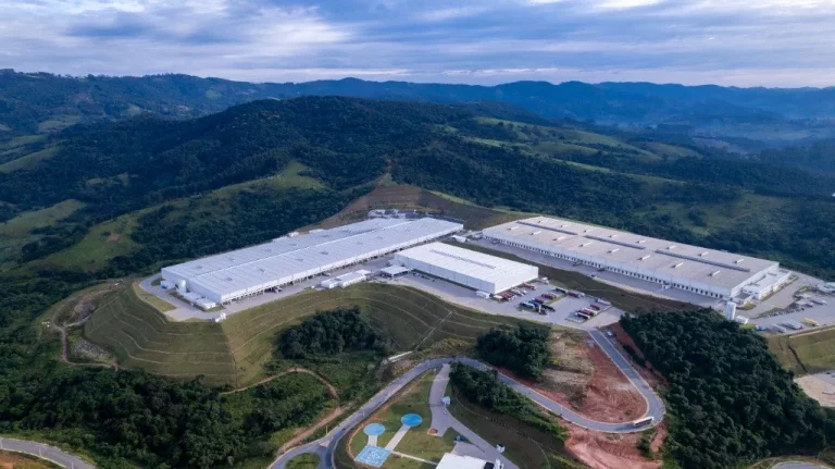 Imagem Galpão logístico Comercial para Locação em Extrema-MG: Centro, 12 Vagas, 2.929,21 m² de Área.