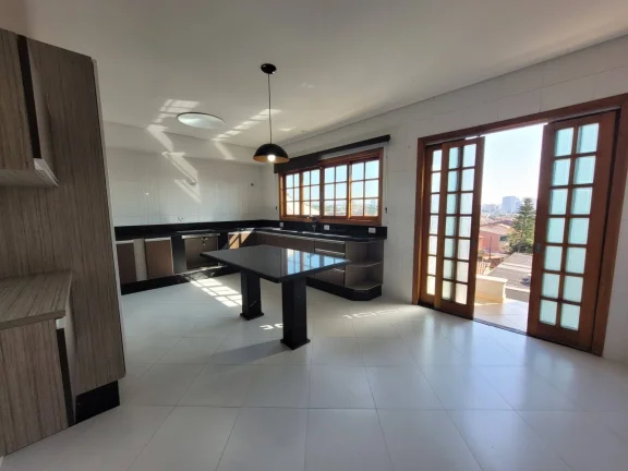Imagem Sobrado Alto Padrao com 235m² 3 Dormitotorios com 5 Vagas de Gargens