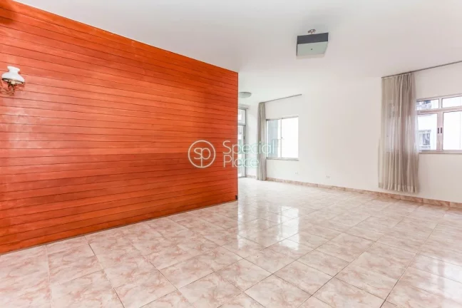 Imagem Apto amplo com pé direito alto e living rico em iluminação natural para 03 ambientes e lavabo. Po...