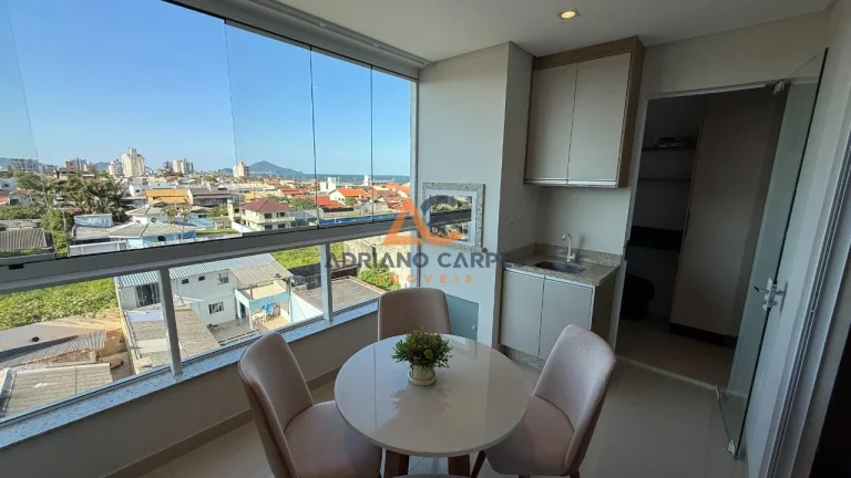 Imagem Seu 3 Quartos MOBILIADO, sendo 01 suíte no Centro de Navegantes perto da Praia e de tudo. Adriano Carpes Imóveis vende.