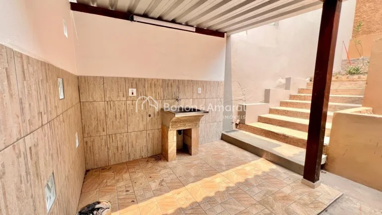 Imagem Casa Moderna com 3 Dormitórios

Dormitórios: 3 quartos, sendo 1 suíte com banheiro privativo.
Sal...