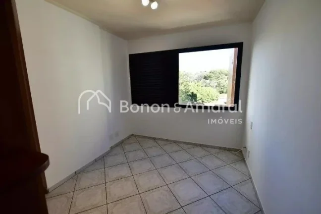 Imagem Aconchegante e espaçoso, este imóvel conta com 3 quartos, incluindo 1 suíte, e 3 banheiros no tot...