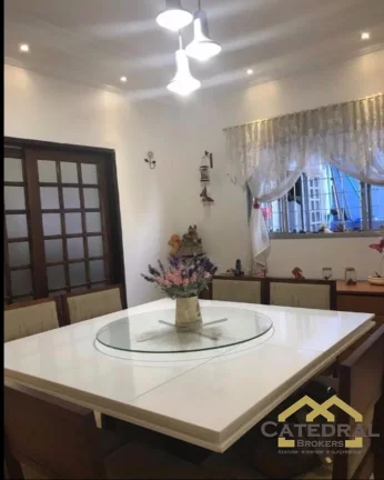 Imagem Casa com três dormitórios e amplo quintal em bairro tranquilo em Jundiaí