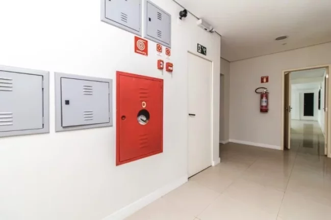 Imagem Vendo ou alugo apenas o prédio todo, são 1581 metros de área construída, dividido em 7 andares com 2 salas por andar. Cada laje tem em torno de 185m²