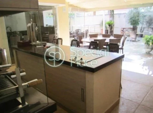 Imagem Casa em condomínio com 610m², reformadíssima, muito iluminada e clean. Amplo living para dois amb...