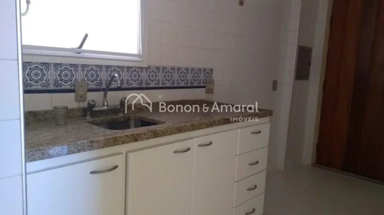 Imagem Charmoso e funcional, este apartamento oferece três dormitórios, sendo uma suíte, todos com armá...