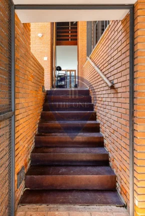 Imagem Casa de luxo na Vila Madalena: 4 quartos, 4 suítes, 2 salas, 6 banheiros, 2 vagas, 376m² - São Paulo-SP.