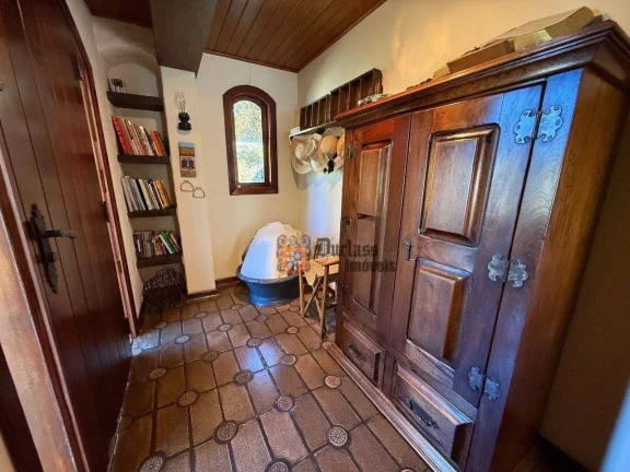 Imagem Casa com 4 dormitórios à venda, 267 m² por R$ 1.500.000,00 - Jd do Embaixador - Campos do Jordão/SP