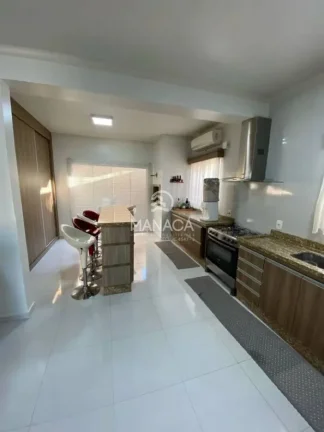 Imagem Sobrado amplo e Reformado no Centro – 330m² e a 500m da Praia!