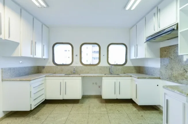 Imagem Apartamento 301M², 4Q, 4 Suítes, 4 Banheiros, 4 Vagas, Lavabo, Varanda, Academia, Piscina, Salão de Festas e Jogos, Playground, Banheira, Split.