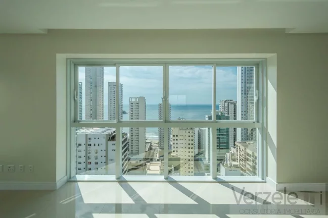 Imagem Apartamento 4 ou + dormitórios para Venda em Balneário Camboriú / SC no bairro Centro