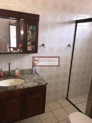Imagem Vendo super oportunidade na vila inglesa, região do Jardim Alzira. Sobrado de 116m2, com 3 Dormitorios, sendo 1 Suíte, todos com Armários, quatro de empregada, 2 vagas de garagem com luz automática, portão automático, corredor lateral, 2 Caixa d'água de 5