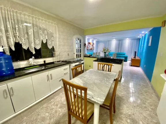 Imagem Casa com 2 Moradas 200 m² Construída 5 Dormitórios 2 Vagas de Garagens