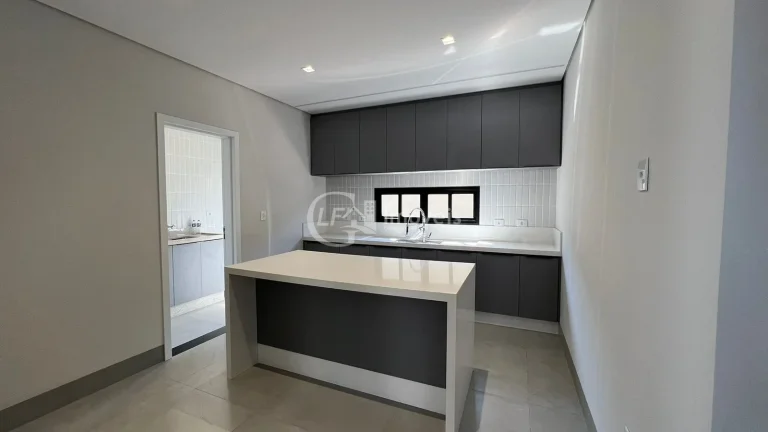 Imagem Impecável Casa em Condomínio à Venda em Alphaville Campo Grande 3, Campo Grande-MS: 3 Quartos, 3 Suítes, 3 Salas, 1 Banheiro, 4 Vagas, 180,38 m²!