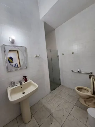 Imagem Casa no Salgado Filho, Região Comercial, Próximo à Av. Francisco Porto