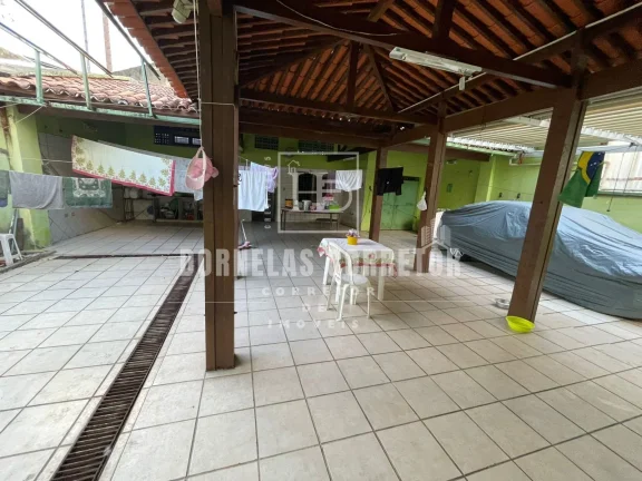 Imagem Casa Amarela - Residência Ampla e Bem Localizada