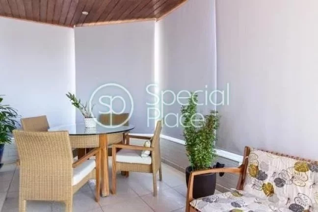 Imagem Amplo apartamento à venda com 3 quartos, sendo 3 suítes, e 4 banheiros no total. Este apartamento ...