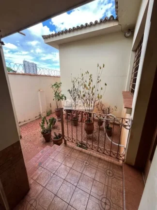 Imagem Vende-se casa de alto padrão com dois pavimentos no Centro de Igarapava/SP