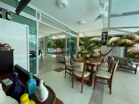 Imagem Casa Triplex em condomínio fechado no Portal do Sol - CA0058