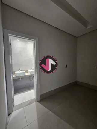 Imagem Venda Incrível em Cuiabá: Casa Neoclássica no Condomínio Villa Jardim Descubra o luxo e a elegâ...