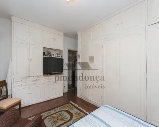 Imagem Apartamento com piso de madeira, living para 2 ambientes, 2 dormitórios sendo 1 suíte, lavabo, coz...