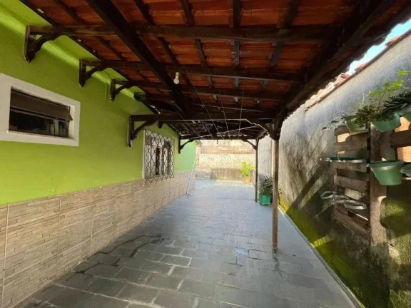 Imagem Casa Ampla e Segura com Grande Área Externa e Horta – 3 Quartos e Vagas para 4 Carros!