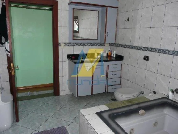 Imagem Descubra o charme atemporal deste sobrado com arquitetura clássica, perfeito para quem valoriza esp...