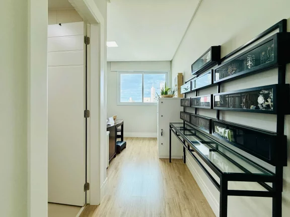 Imagem Apartamento mobiliado com 4 dormitórios sendo 2 suítes e 2 vagas de garagem em Balneário Camboriú
