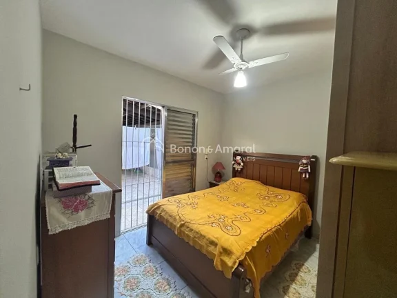 Imagem Casa em rua tranquila, recentemente pintada, com garagem para até 5 carros. Possui sala de estar, s...