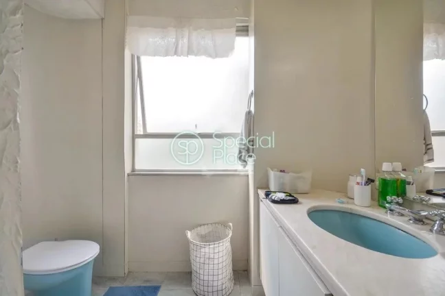 Imagem Moema Pásssaros, fora de rota. Prédio antigo com ótima planta, janelões com bastante claridade. ...
