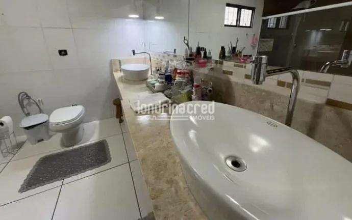 Imagem Chácara em Alvorada do Sul – 5 Suítes, Piscina, Churrasqueira e Área Verde | 450m² Construídos em Terreno de 1.200m² | Venda com Porteira Fechada!