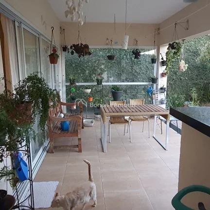 Imagem Linda casa em condomínio fechado em Barão Geraldo. A residência possui quatro suítes, dois banhe...