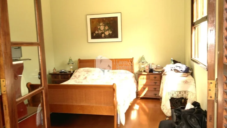 Imagem CASA À VENDA, COM 296M² COM 6 AMPLOS DORMS, COM 2 SUÍTES, 4 SALAS, COZINHA COM PLANEJADOS, CHURRASQUEIRA E 8 VAGAS - TREMEMBÉ - SP