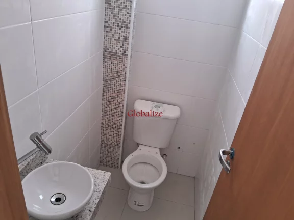 Imagem Bela casa sobreposta duplex recém-construída em Santos no bairro da Aparecida com 3 dormitórios, uma suíte e piscina a venda por R$ 1.175.000,00.