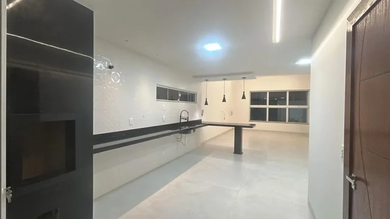 Imagem Casa Nova, Sol da Manhã, 2 Garagens, Pé Direito Duplo, 3 Quartos (2 Suítes +1 Quarto Social).
