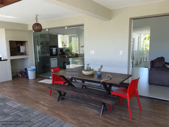 Imagem Casa em Condomínio com 3 suítes e 2 vagas de garagem em Vila de Abrantes, Camaçari-BA: confira!