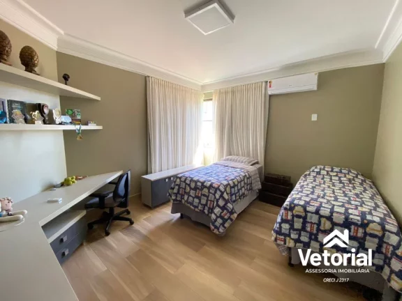 Imagem Casa de luxo à venda em Barreiras-BA, bairro Renato Gonçalves: 4 quartos, 3 suítes, 3 salas, 2 banheiros, 4 vagas, 400m². Confira!