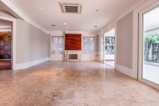 Imagem Localizada em um condomínio de alto padrão, esta casa em estilo sobrado oferece conforto, privacid...