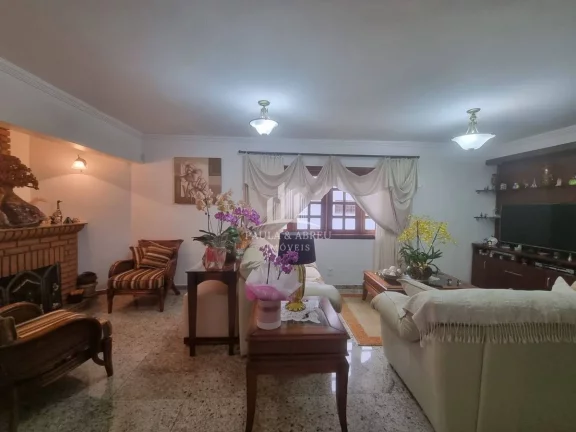 Imagem Casa de Alto Padrão 4 quartos sendo 1 suíte, 3 Banheiros, Salas espaçosas, 4 Vagas, Área Lazer com Churrasqueira, Campo Pq no Jardim Petrópolis, Ribeirão Pires-SP