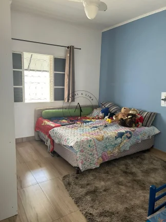 Imagem Charmosa Casa com 2 Quartos, Edícula e Amplo Quintal - Ambientes Frescos e Arejados