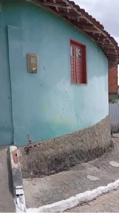 Imagem Casa de esquina, no centro de de Mar Vermelho, 51m2, 2/4, com garagem